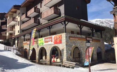 Sherpa supermarket Valmorel - Crève Coeur front to the slopes
